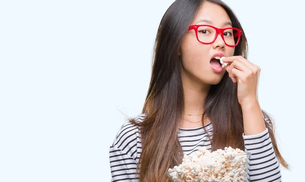 Jonge Aziatische Vrouw Popcorn Eten Geïsoleerde Achtergrond Met Een Vertrouwen — Stockfoto