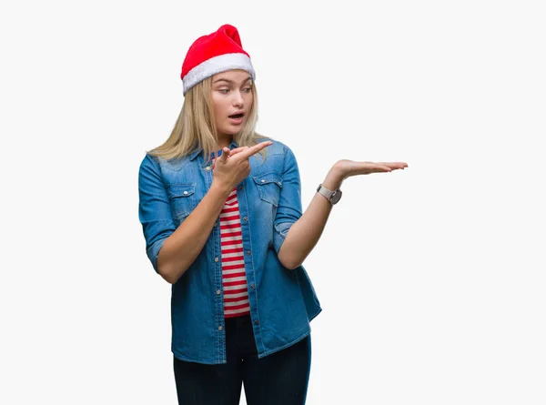 Giovane Donna Caucasica Indossa Cappello Natale Sfondo Isolato Stupito Sorridente — Foto Stock