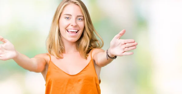 Hermosa Joven Con Camisa Naranja Sobre Fondo Aislado Mirando Cámara —  Fotos de Stock