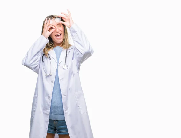 Jonge Mooie Dokter Vrouw Koptelefoon Geïsoleerde Achtergrond Doen Gebaar Met — Stockfoto