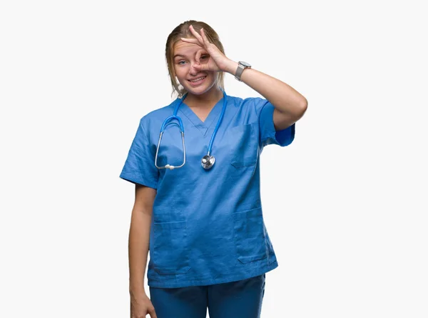 Junge Kaukasische Ärztin Trägt Chirurgenuniform Über Isoliertem Hintergrund Und Macht — Stockfoto