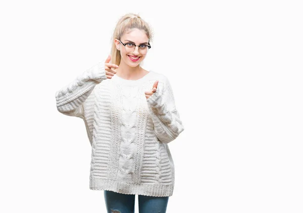 Młoda Piękna Kobieta Blondynka Okularach Białym Tle Wskazując Palcami Aparatu — Zdjęcie stockowe