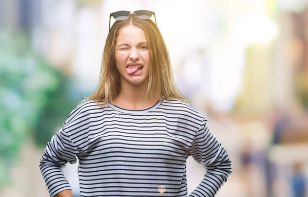 Unga Vackra Blonda Kvinnan Bär Solglasögon Över Isolerade Bakgrund Fast — Stockfoto