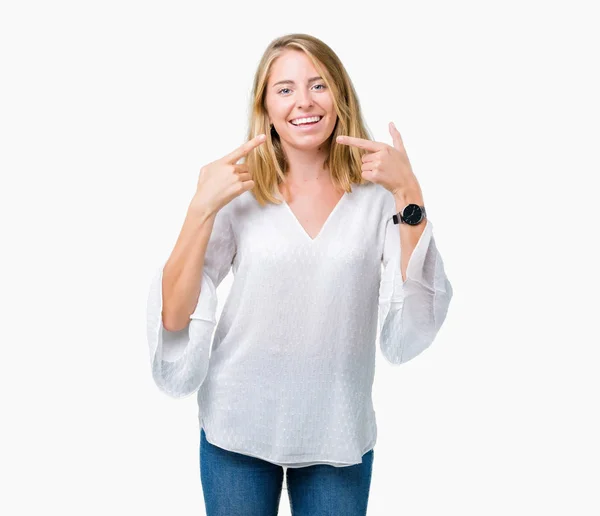 Hermosa Mujer Joven Elegante Sobre Fondo Aislado Sonriendo Confiado Mostrando —  Fotos de Stock