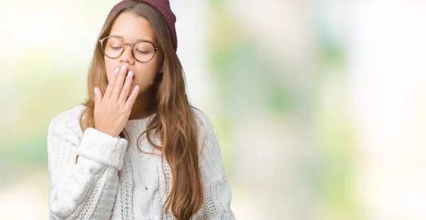 Młoda Piękna Brunetka Hipster Kobieta Białym Tle Sobie Okulary Czapka — Zdjęcie stockowe