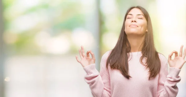 セーターを着ている若い美しいヒスパニック系女性のリラックスし 瞑想の指ジェスチャーをやって閉じた目を浮かべてします ヨガの概念 — ストック写真