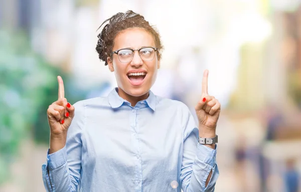 Giovane Capelli Intrecciati Afro Americana Business Girl Indossando Occhiali Sfondo — Foto Stock