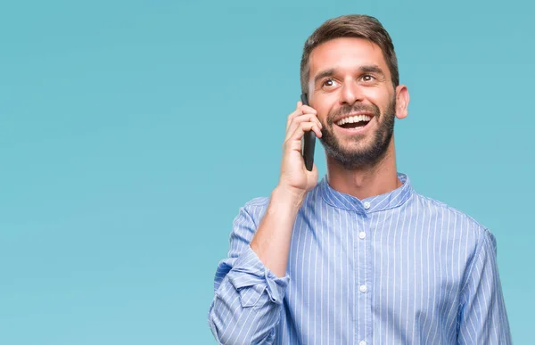 Jonge Knappe Man Spreken Telefoon Geïsoleerde Achtergrond Met Een Blij — Stockfoto