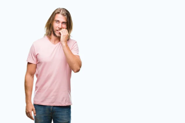 Homem Bonito Jovem Com Cabelos Longos Sobre Fundo Isolado Olhando — Fotografia de Stock