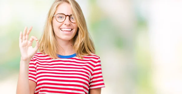 Mulher Bonita Usando Óculos Sobre Fundo Isolado Sorrindo Positivo Fazendo — Fotografia de Stock