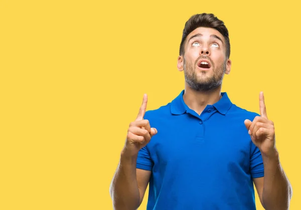 Joven Hombre Guapo Sobre Fondo Aislado Asombrado Sorprendido Mirando Hacia —  Fotos de Stock