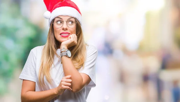 Jovem Mulher Bonita Vestindo Chapéu Natal Sobre Fundo Isolado Olhando — Fotografia de Stock