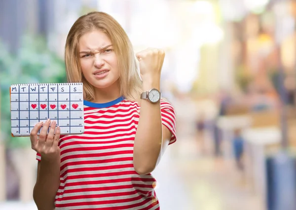 Jonge Kaukasische Vrouw Holding Menstruatie Kalender Geïsoleerde Achtergrond Boos Gefrustreerd — Stockfoto