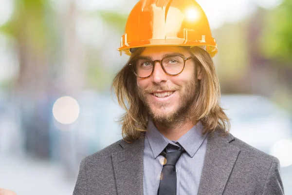 Giovane Bello Architec Uomo Con Capelli Lunghi Indossando Casco Sicurezza — Foto Stock