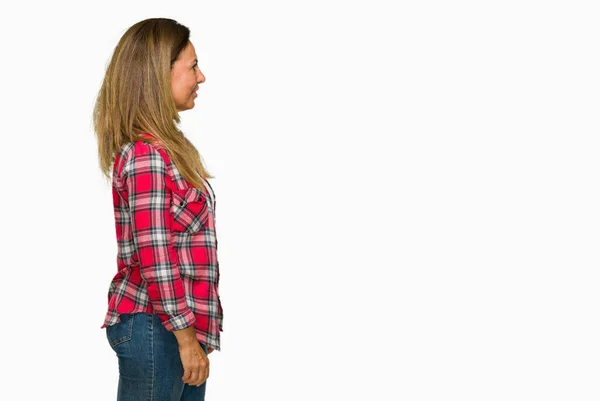 Взрослая Женщина Средних Лет Носить Повседневную Рубашку Изолированном Фоне Глядя — стоковое фото