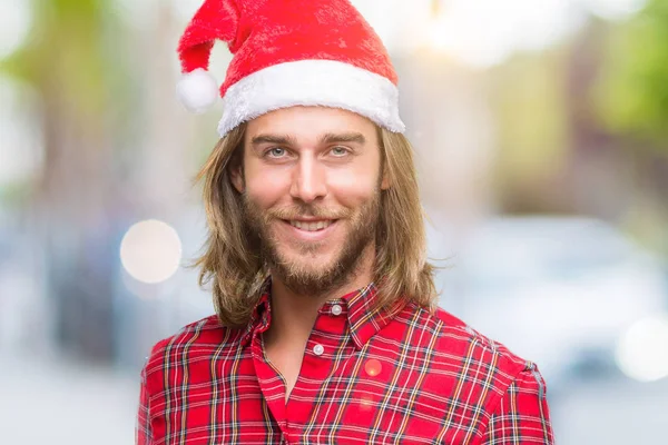 Homem Bonito Jovem Com Cabelos Longos Vestindo Chapéu Papai Noel — Fotografia de Stock
