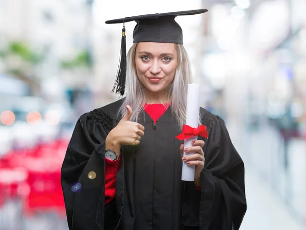 Giovane Donna Bionda Che Indossa Laurea Uniforme Possesso Laurea Sfondo — Foto Stock