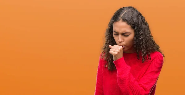 年轻的西班牙裔妇女穿着红色毛衣感觉不适和咳嗽为感冒或支气管炎的症状 医疗保健理念 — 图库照片