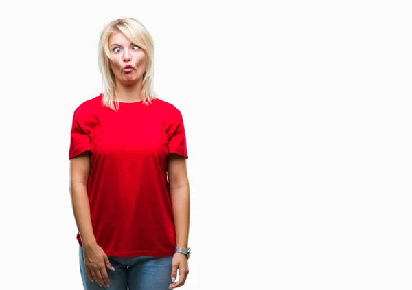 Mladá Krásná Blondýna Žena Nosí Červené Tričko Izolované Pozadí Tvorby — Stock fotografie