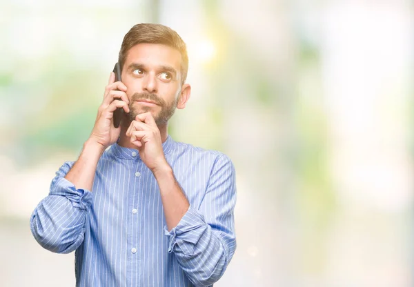 Jeune Bel Homme Parlant Téléphone Sur Fond Isolé Visage Sérieux — Photo