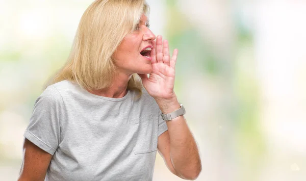 Mujer Rubia Mediana Edad Sobre Fondo Aislado Gritando Gritando Fuerte — Foto de Stock