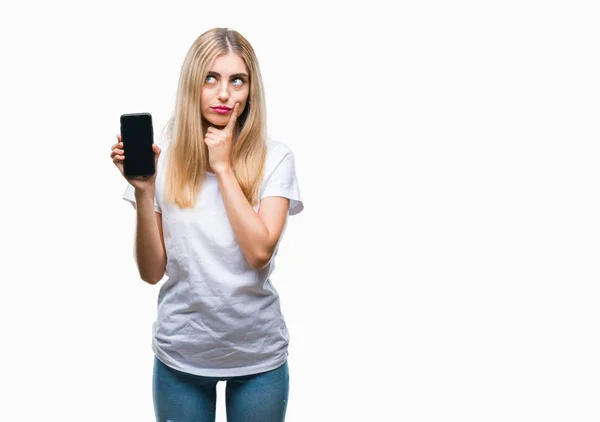 Junge Schöne Blonde Frau Zeigt Smartphone Über Isolierten Hintergrund Ernstes — Stockfoto