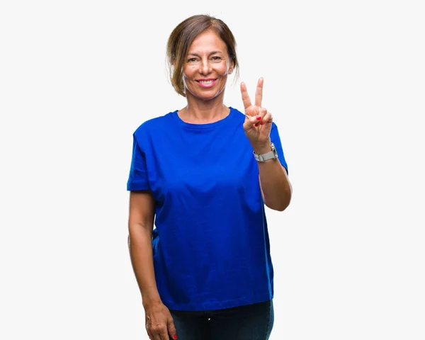 中年资深西班牙裔妇女在孤立的背景显示和指向手指第二 而微笑着自信和快乐 — 图库照片