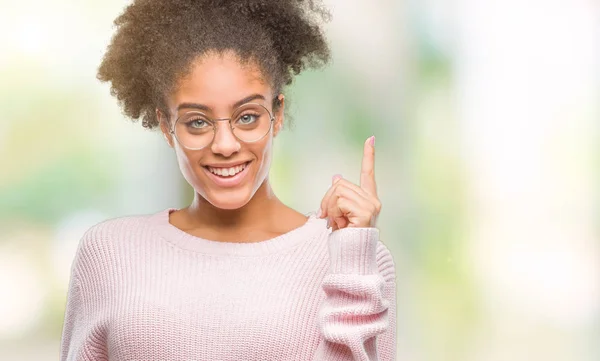 Jonge Afro Amerikaanse Vrouw Bril Geïsoleerde Achtergrond Wijzende Vinger Omhoog — Stockfoto