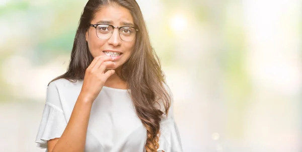 Mujer Árabe Hermosa Joven Con Gafas Sobre Fondo Aislado Mirando —  Fotos de Stock