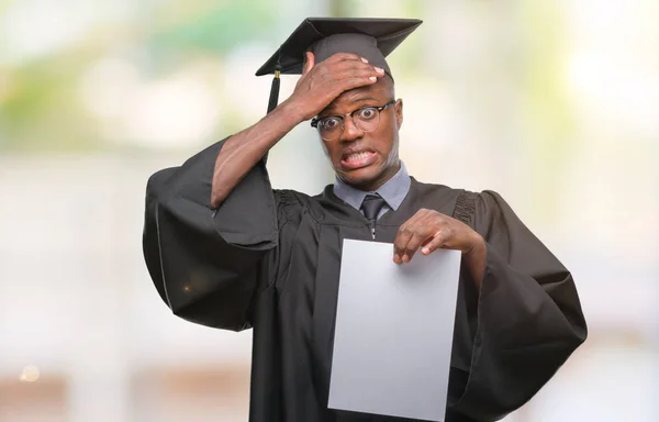 Ung Utexaminerades Afroamerikanska Mannen Hålla Blankt Papper Grad Över Isolerade — Stockfoto