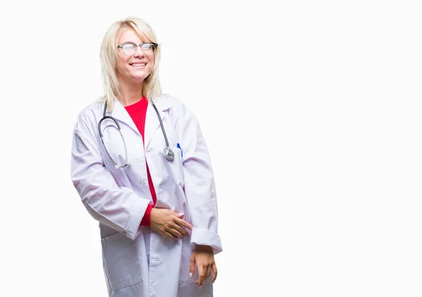 Joven Hermosa Doctora Rubia Vistiendo Uniforme Médico Sobre Fondo Aislado —  Fotos de Stock