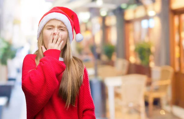 Junges Schönes Mädchen Mit Weihnachtsmütze Über Isoliertem Hintergrund Gelangweilt Gähnend — Stockfoto