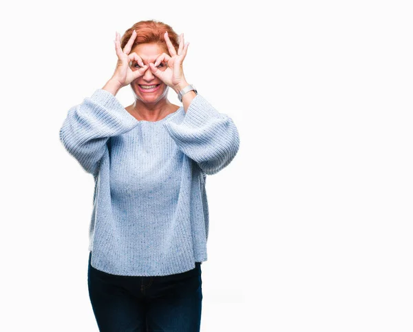 Atractiva Mujer Pelirroja Caucásica Mayor Vistiendo Suéter Invierno Sobre Fondo — Foto de Stock