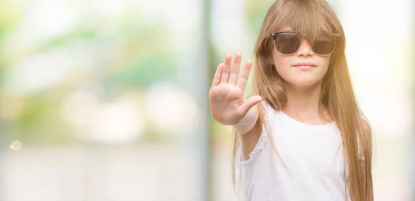 Jovem Criança Loira Usando Óculos Sol Com Mão Aberta Fazendo — Fotografia de Stock