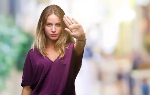 Młoda Piękna Blondynka Elegancki Kobieta Białym Tle Robi Stop Śpiewać — Zdjęcie stockowe