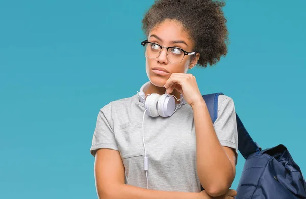 Unga Afro Amerikansk Student Kvinna Bär Hörlurar Och Ryggsäck Över — Stockfoto