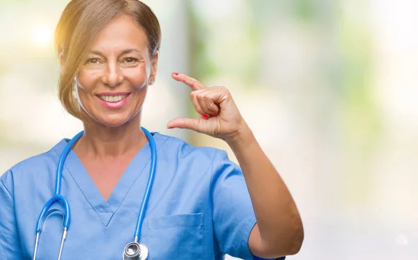 Middelbare Leeftijd Senior Verpleegkundige Arts Vrouw Geïsoleerde Achtergrond Glimlachend Vertrouwen — Stockfoto