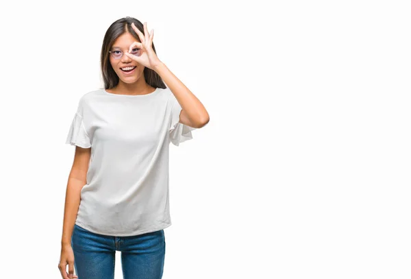 Młoda Kobieta Azjatyckich Okularach Białym Tle Robi Gest Ręką Uśmiechnięty — Zdjęcie stockowe