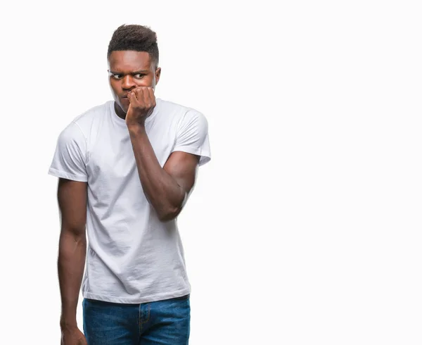 Joven Hombre Afroamericano Sobre Fondo Aislado Mirando Estresado Nervioso Con — Foto de Stock