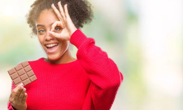 Junge Afroamerikanerin Isst Schokoriegel Über Isoliertem Hintergrund Mit Glücklichem Gesicht — Stockfoto