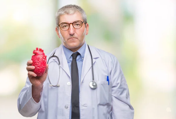 Przystojny Senior Kardiolog Lekarz Człowieka Posiadającego Serce Białym Tle Pewność — Zdjęcie stockowe