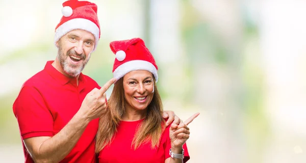 Coppia Ispanica Mezza Età Indossa Cappello Natale Sfondo Isolato Sorridente — Foto Stock