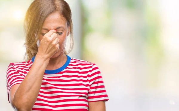 中年资深西班牙裔妇女在孤立的背景下疲惫的摩擦鼻子和眼睛感到疲劳和头痛 压力和挫折概念 — 图库照片