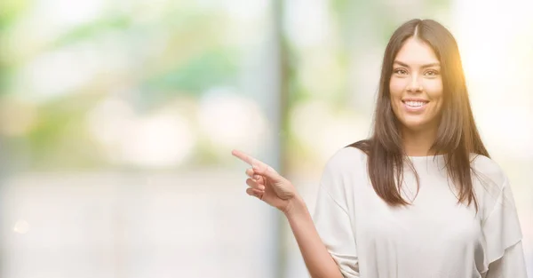 Junge Schöne Hispanische Frau Sehr Glücklich Zeigt Mit Der Hand — Stockfoto