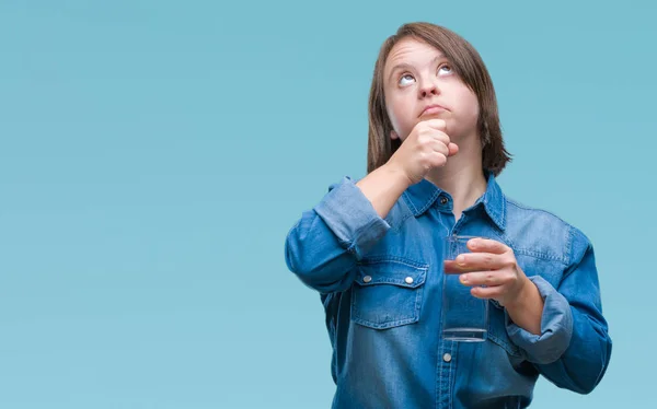 Junge Erwachsene Frau Mit Syndrom Trinkt Wasser Über Isoliertem Hintergrund — Stockfoto