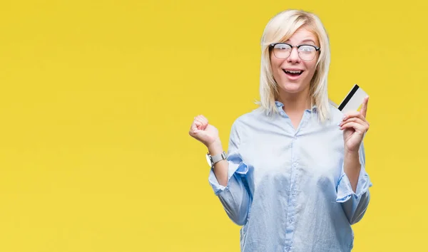 Mladá Krásná Blondýna Obchodních Žena Držící Kreditní Karty Samostatný Pozadí — Stock fotografie