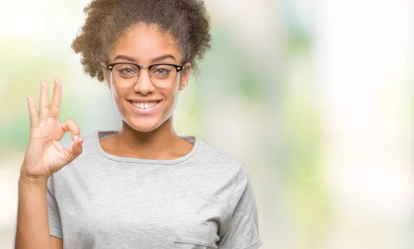 Jonge Afro Amerikaanse Vrouw Bril Geïsoleerde Achtergrond Glimlachend Positieve Doen — Stockfoto