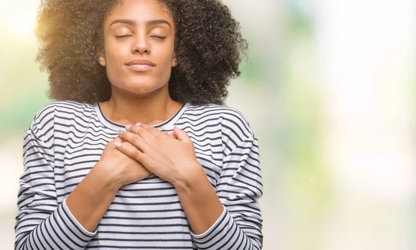 Mujer Afroamericana Joven Sobre Fondo Aislado Sonriendo Con Las Manos — Foto de Stock