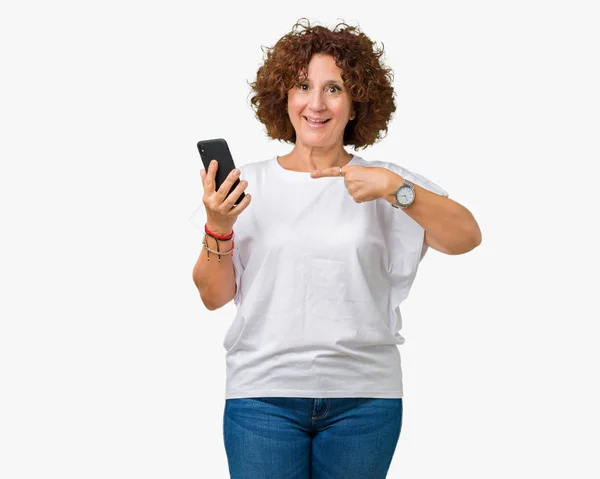 Seniorin Mittleren Alters Benutzt Und Textet Mit Smartphone Über Isolierten — Stockfoto