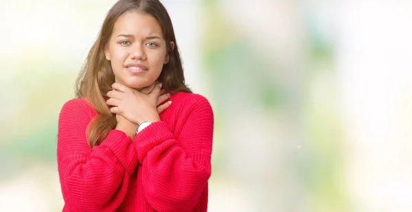 年轻美丽的黑发女人穿着红色的冬季毛衣在孤立的背景大喊和窒息 因为痛苦的勒死 健康问题 窒息和自杀的概念 — 图库照片